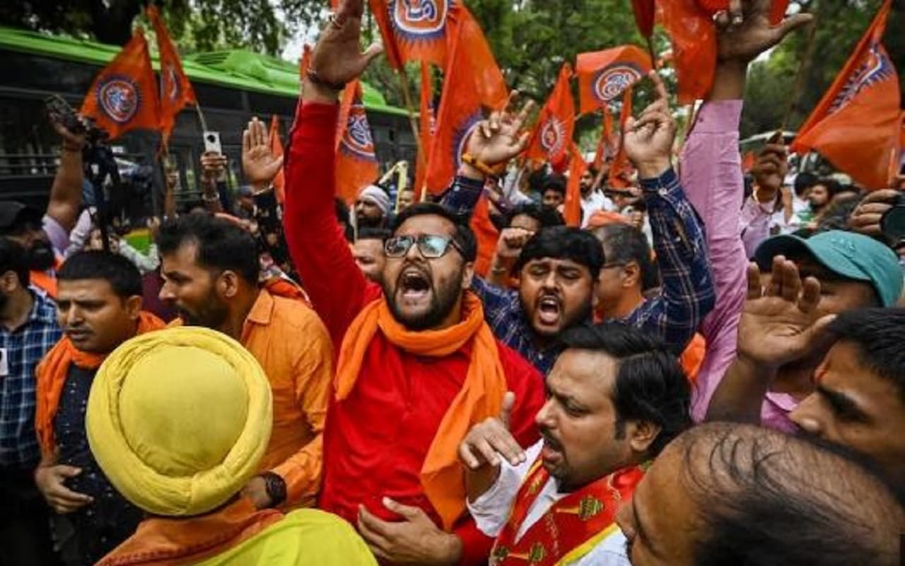 Karnataka Election: 'बजरंग बली' पर सियासत गर्म, आज शाम 7 बजे राज्यभर में हनुमान चालीसा का पाठ करेगी बीजेपी