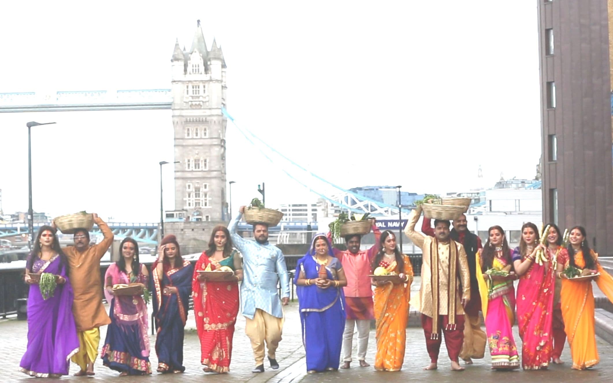 Chhath Puja: लंदन  की टेम्स नदी के किनारे  'छठ पूजा' की धूम , पवन सिंह और खेसारी लाल सहित भोजपुरी सितारों का दिखा खास अंदाज