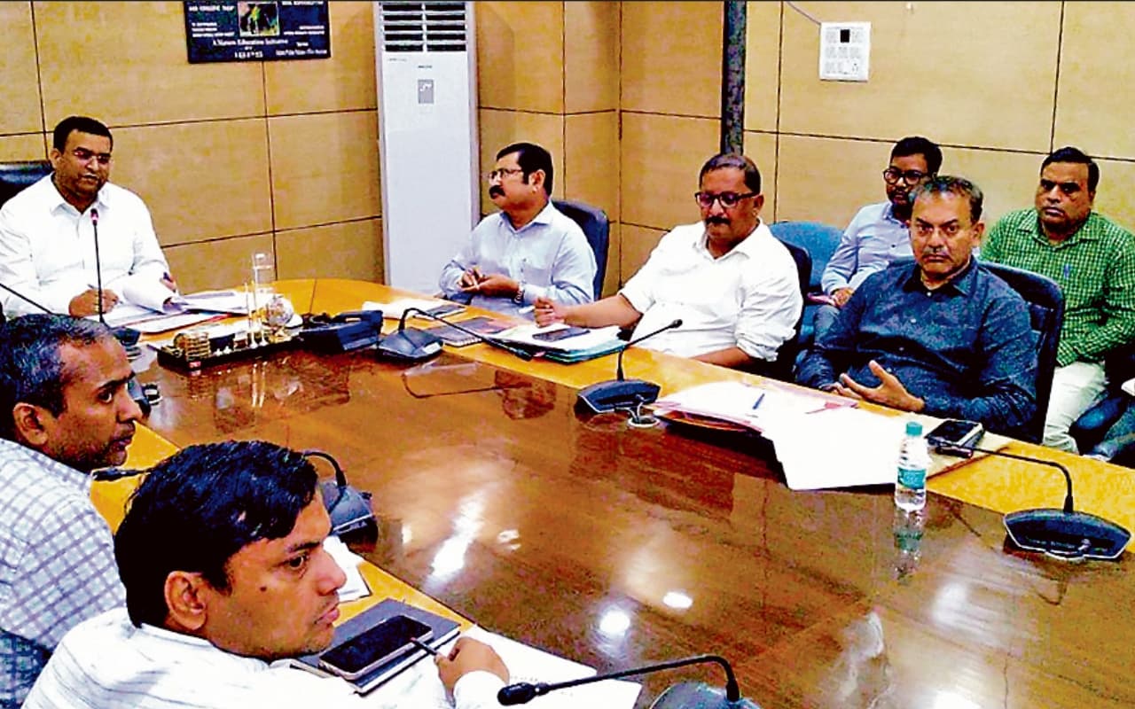 धनबाद : हाई रिस्क इलाके से लोगों को जल्द दूसरी जगह बसायें, उपायुक्त ने दिया निर्देश