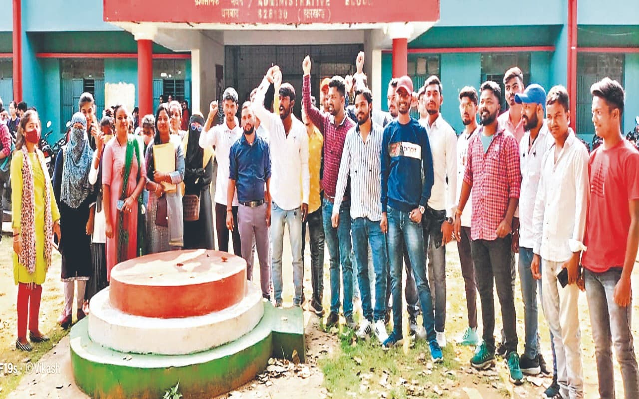 BBMKU में बीएड के विद्यार्थियों ने किया विश्वविद्यालय का घेराव, मेरिट लिस्ट में आने के बाद भी कई वंचित