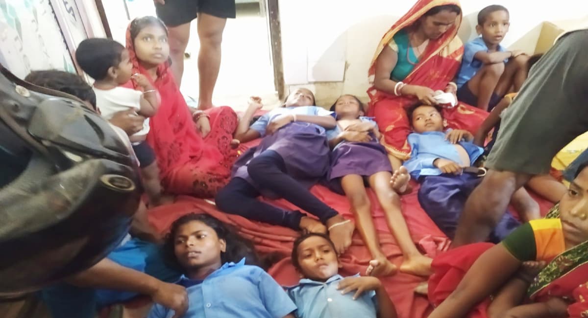 Munger: एल्बेंडाजोल की दवा खाते ही छात्र-छात्रा होने लगे बेहोश, पीएचसी में कराया गया भर्ती