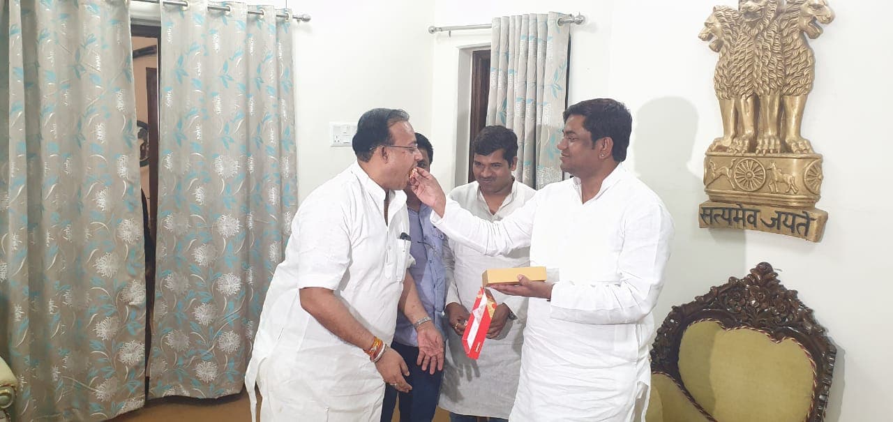 Bochaha Result : चुनाव हार गयी VIP, पर मुकेश सहनी हो गये रीचार्ज, बोले- जनता को आभार, बांटी मिठाई