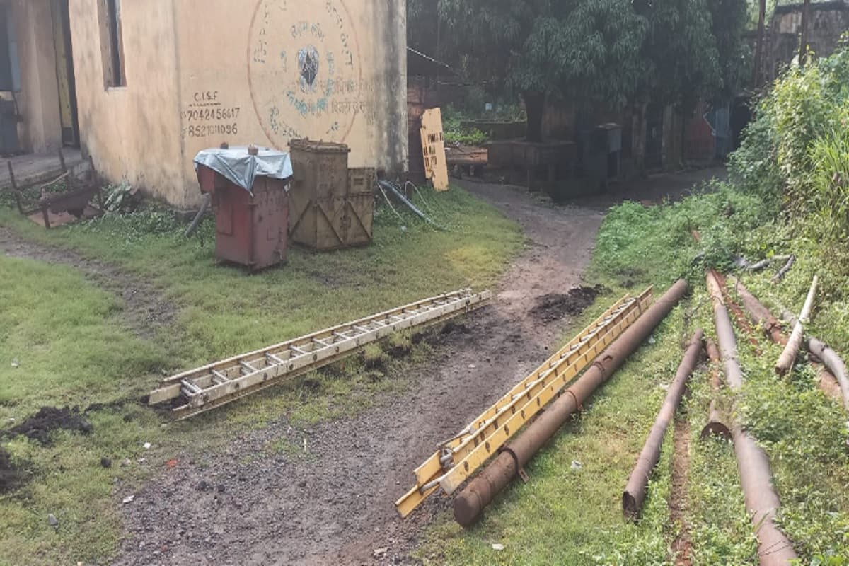 Jharkhand News: धनबाद में अपराधियों का तांडव, 9 कोल कर्मियों को बंधक बनाकर दो लाख का केबल लूटा