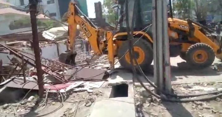 Bareilly News: बरेली में बीजेपी छोड़ बीएसपी से चुनाव लड़ने वाले ब्लॉक प्रमुख के शादी हॉल पर चला बुलडोजर