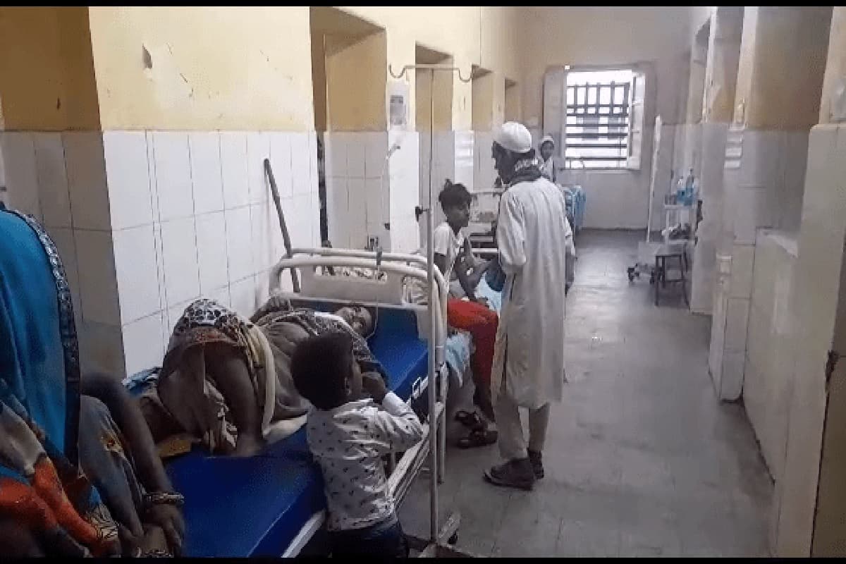 यूपी के बदायूं में जिला अस्पताल चल रहा नीम हकीमों के भरोसे, सीएमएस बोले- लापरवाही बरतने वालों पर होगी कार्रवाई