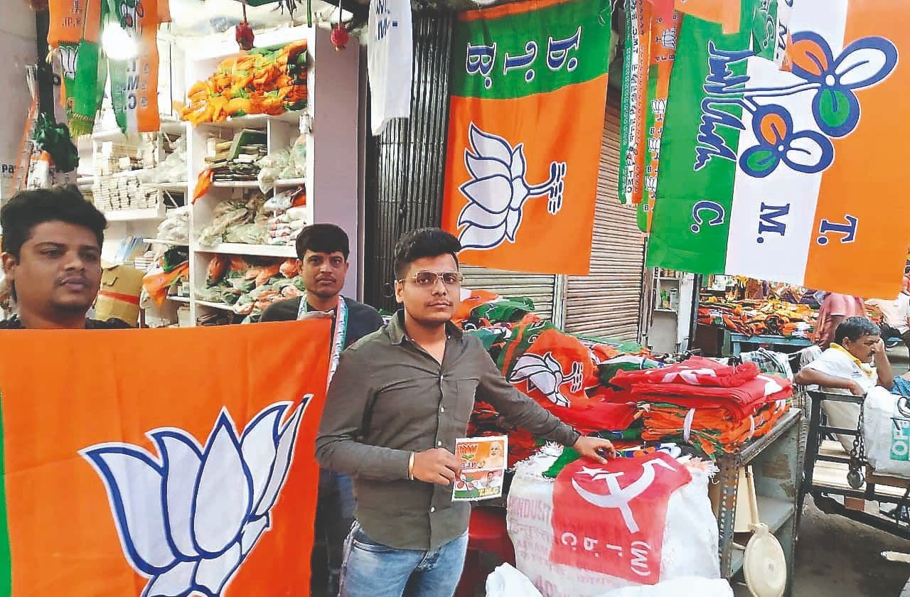 Bengal Election 2021: छठे चरण के बाद ‘रण’ के लिए तैयार कोलकाता, पोस्टर-बैनर के स्टॉल पर भी जबर्दस्त टक्कर