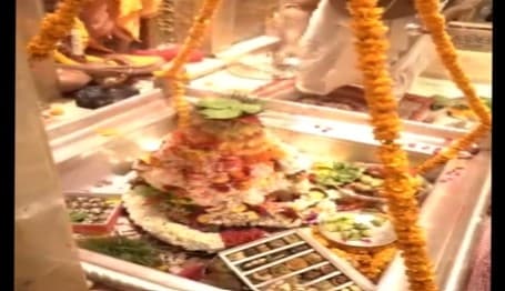 Mahashivratri: महाशिवरात्रि आज, यूपी में मचा धूम, हर-हर महादेव के जयघोष से गूंजा बाबा विश्वनाथ मंदिर