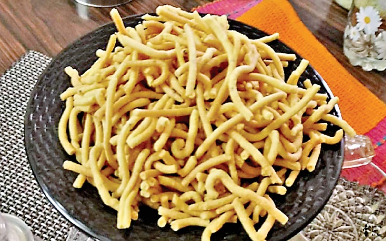 बेसन से बने मीठे-नमकीन व्यंजन