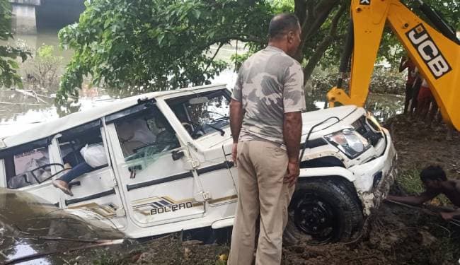 शराब से लदी बोलेरो बागमती में गिरी, एक व्यक्ति की मौत, जेसीबी लगा निकाला गया वाहन
