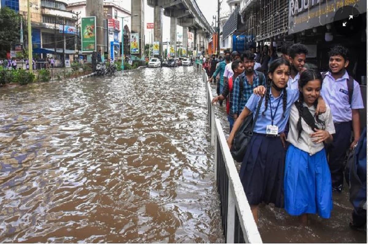 Weather Forecast: बेंगलुरू में जोरदार बारिश से सड़कें बनीं तालाब, येलो अलर्ट जारी, अस्त व्यस्त हुआ जनजीवन