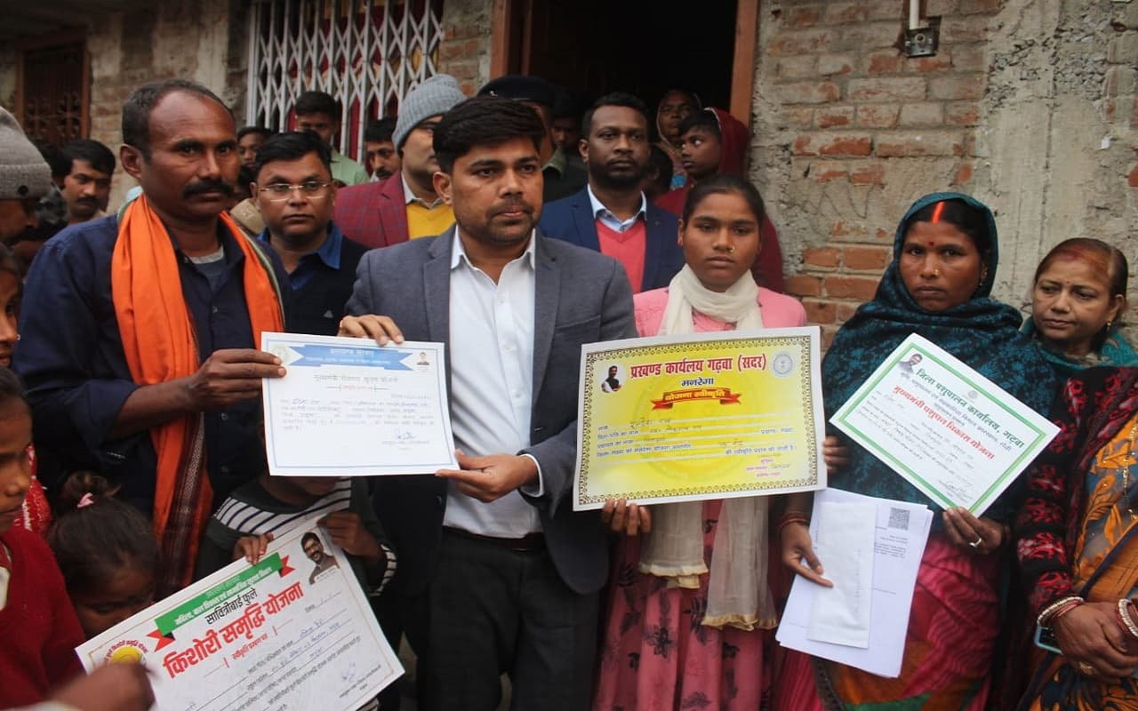 लोक संवाद में CM हेमंत सोरेन से गुहार लगाने वाली गढ़वा की बेबी कुमारी को मिला इन सरकारी योजनाओं का लाभ