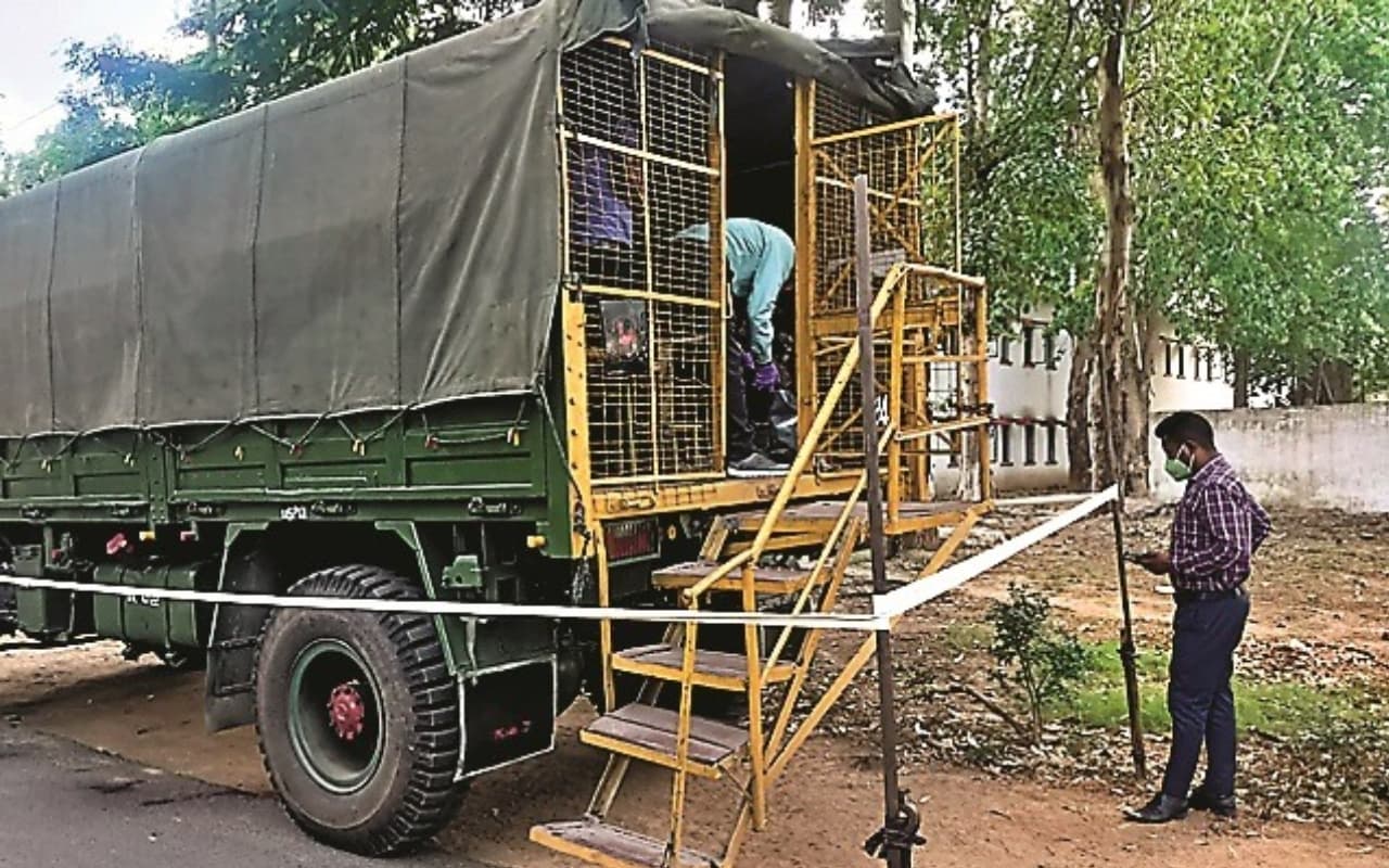 आर्मी के जवान को ठुड्डी में लगी इंसास से गोली, स्कूल वाहन में गंभीर स्थिति में मिला