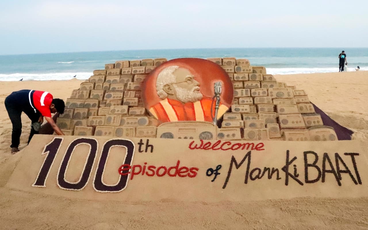 Mann ki Baat 100 Episode : सुदर्शन पटनायक ने सात टन रेत का इस्तेमाल कर बनाई 8 फुट ऊंची कलाकृति Mann ki Baat 100 Episode : सुदर्शन पटनायक ने सात टन रेत का इस्तेमाल कर बनाई 8 फुट ऊंची कलाकृति