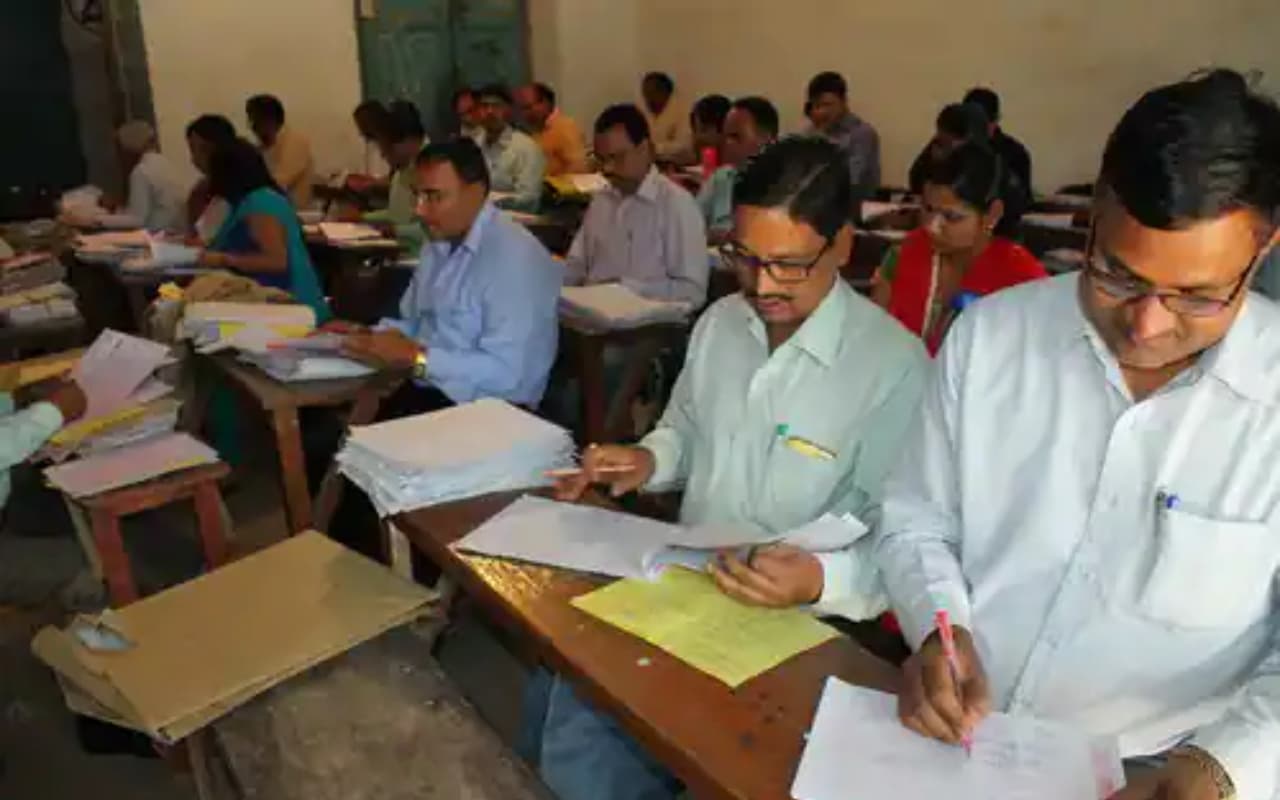 JAC Board Result 2023: कॉपी देख परीक्षक हैरान, किसी ने लिखा, गोरी तोरी चुनरी… तो किसी ने कर दिया ये कांड JAC Board Result 2023: कॉपी देख परीक्षक हैरान, किसी ने लिखा, गोरी तोरी चुनरी… तो किसी ने कर दिया ये कांड