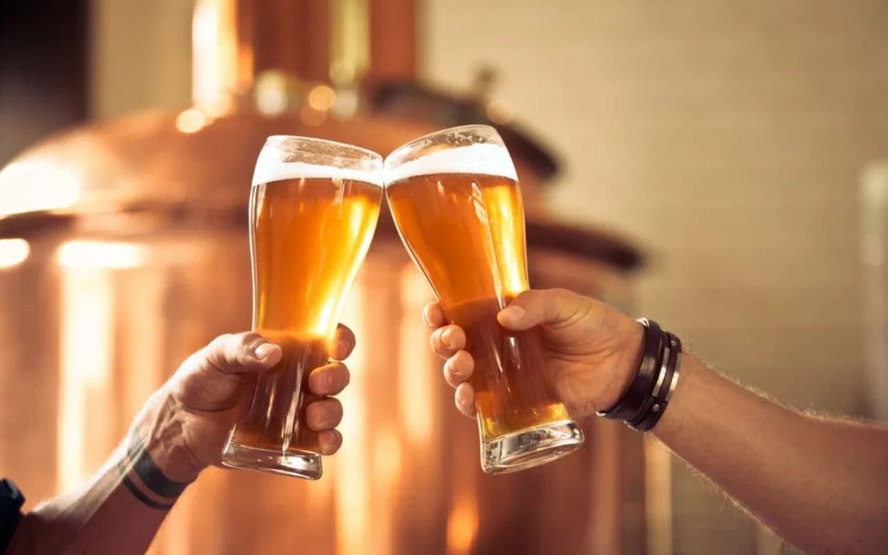 Side Effect Of Drinking Beer: गर्मियों में ठंडक के लिए रोजाना पीते हैं बीयर, तो उठाने पड़ सकते हैं नुकसान