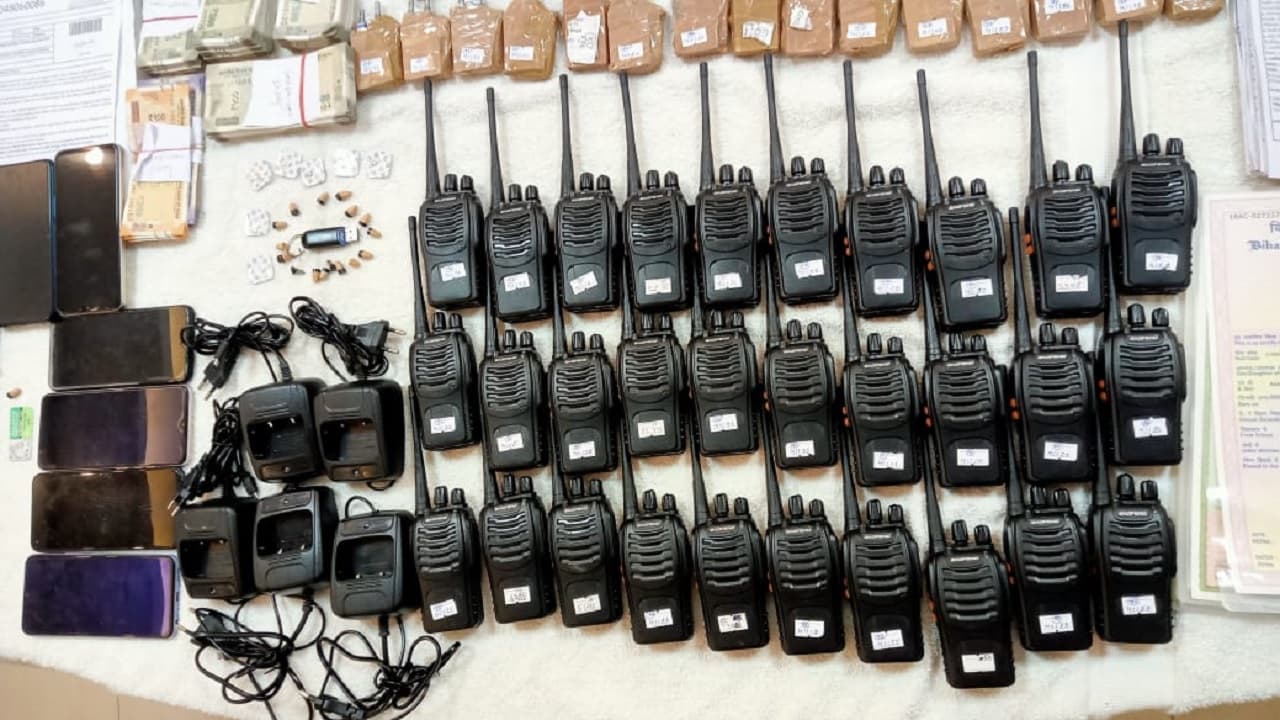 PHOTOS: बिहार सिपाही परीक्षा में धांधली की थी तैयारी, एंटी जैमर यंत्र व वॉकी-टॉकी तक का था इंतजाम, देखिए..