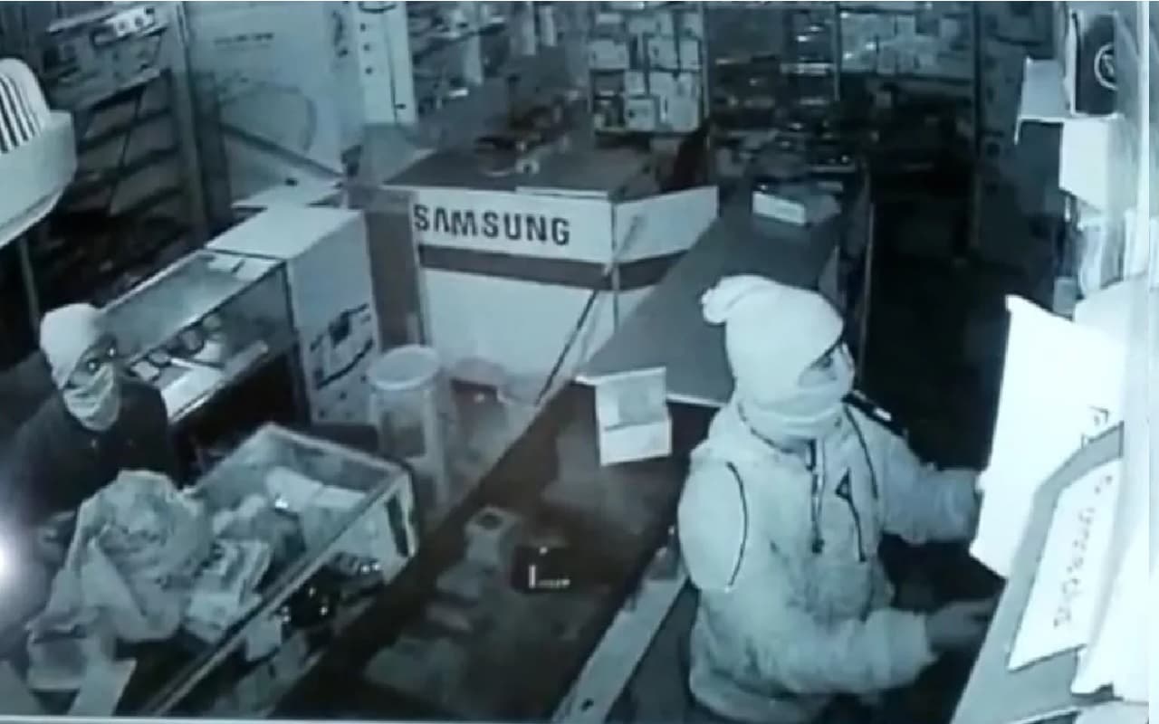 बेगूसराय में चोरों का आतंक, 35 मिनट में गायब किया 65 लाख से अधिक का मोबाइल फोन