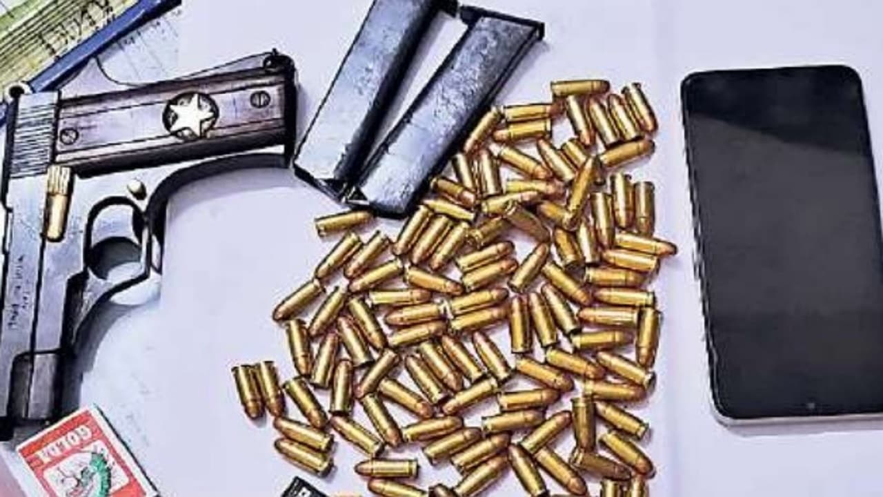 मुंगेर में अवैध हथियारों के साथ तस्कर गिरफ्तार, जमुई से कोलकाता तक है कनेक्शन