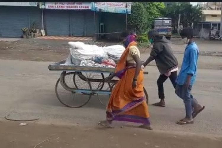 बिहार की स्वास्थ्य व्यवस्था : मगध मेडिकल में नहीं मिला मर्चरी वाहन और कफन, ठेले पर ले गए शव