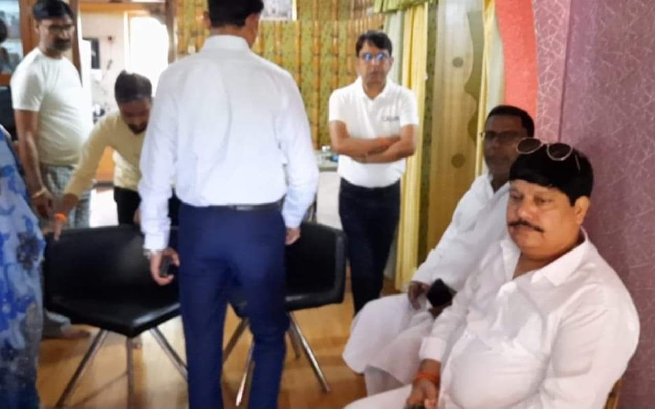 West Bengal News: राजू झा के परिजनों से मिलने पहुंचे सांसद अर्जुन सिंह, कहा- जल्द होगी हत्यारों की गिरफ्तारी