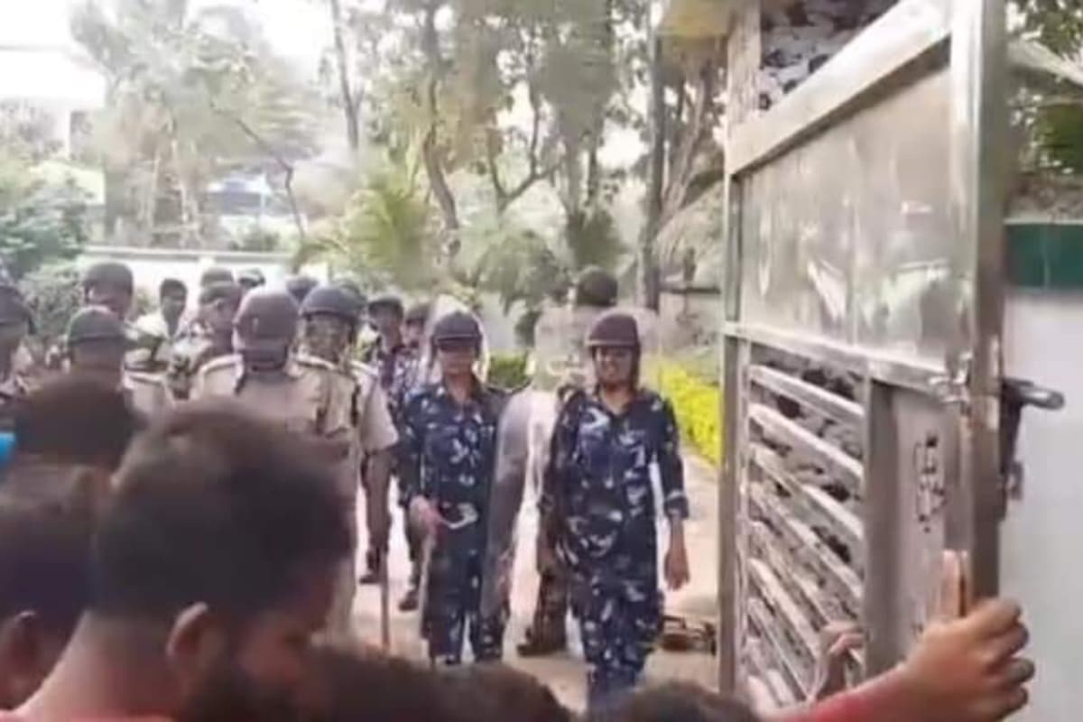 पश्चिम बंगाल: पंचायत मंत्री प्रदीप मजूमदार के पैतृक मकान पर आदिवासी समुदाय का हमला, लाठीचार्ज, जांच शुरू