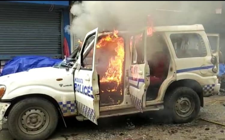 BJP Nabanna Chalo Abhiyan: कोलकाता पुलिस मुख्यालय के पास प्रदर्शनकारियों ने पुलिस वैन को फूंका