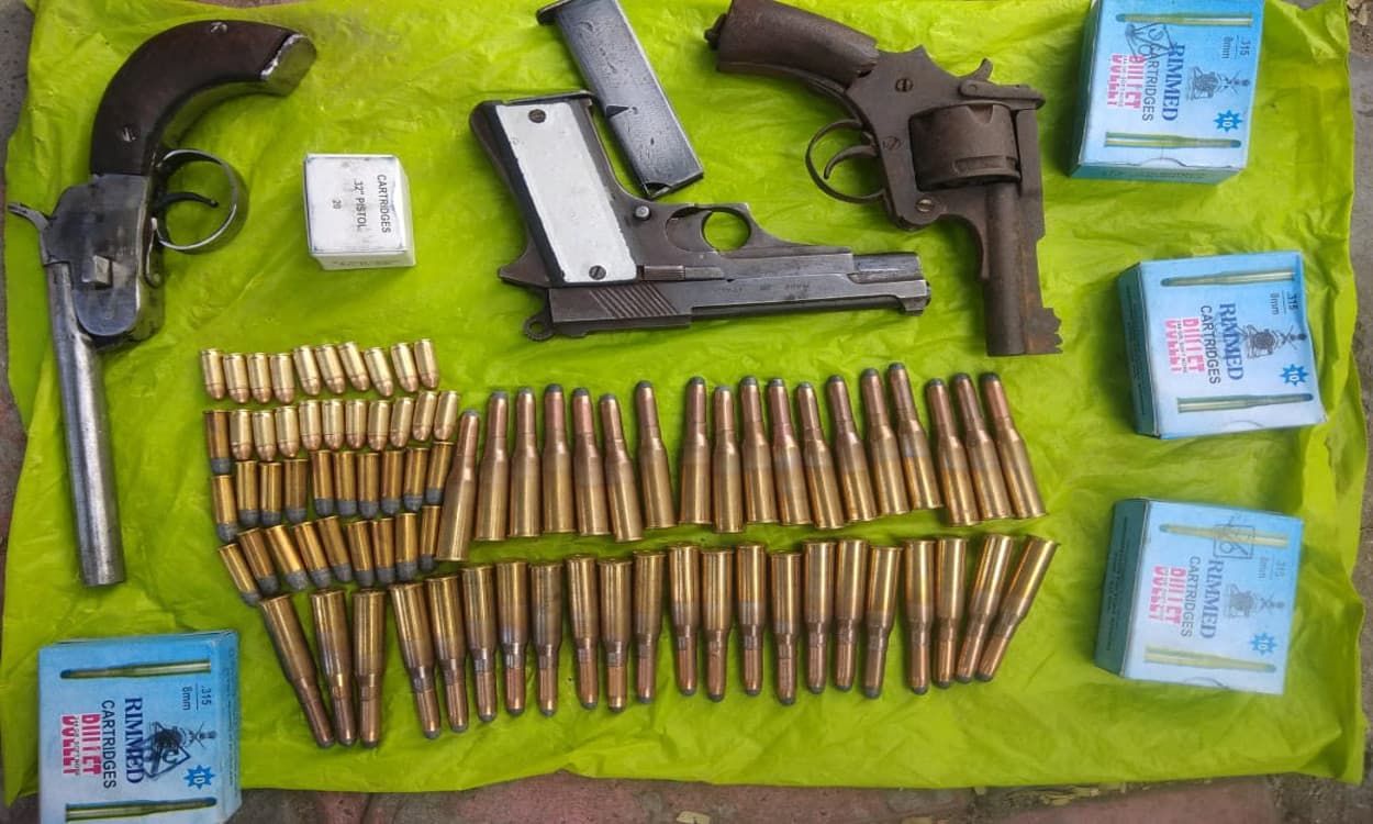 Bengal News: भाटपाड़ा में बम, कारतूस और विस्फोट सामग्री बरामद होने के बाद हथियार कारखाने का भंडाफोड़, एक गिरफ्तार