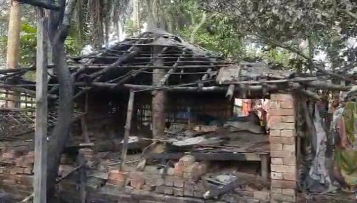 Bengal Election 2021 : बंगाल में मतदान से पहले हिंसा तेज ! अब भांगड़ में ISF कार्यकर्ता का घर फूंका, TMC पर आरोप