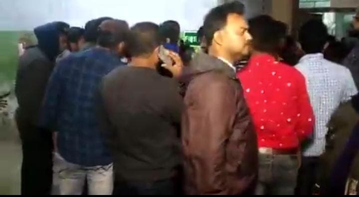 Bengal Chunav 2021 : चुनाव से पहले ममता सरकार के मंत्री पर मुर्शिदाबाद में बम से हमला, हालत नाजुक, देखें Video Bengal Chunav 2021 : चुनाव से पहले ममता सरकार के मंत्री पर मुर्शिदाबाद में बम से हमला, हालत नाजुक, देखें Video