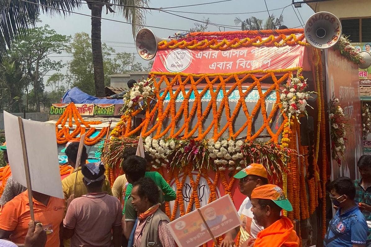 WB Chunav 2021 : अमित शाह के रोडशो रूट से गुजरा Mamata Banerjee का काफिला, कार के सामने BJP कार्यकर्ताओं ने लगाए जय श्री राम के नारे