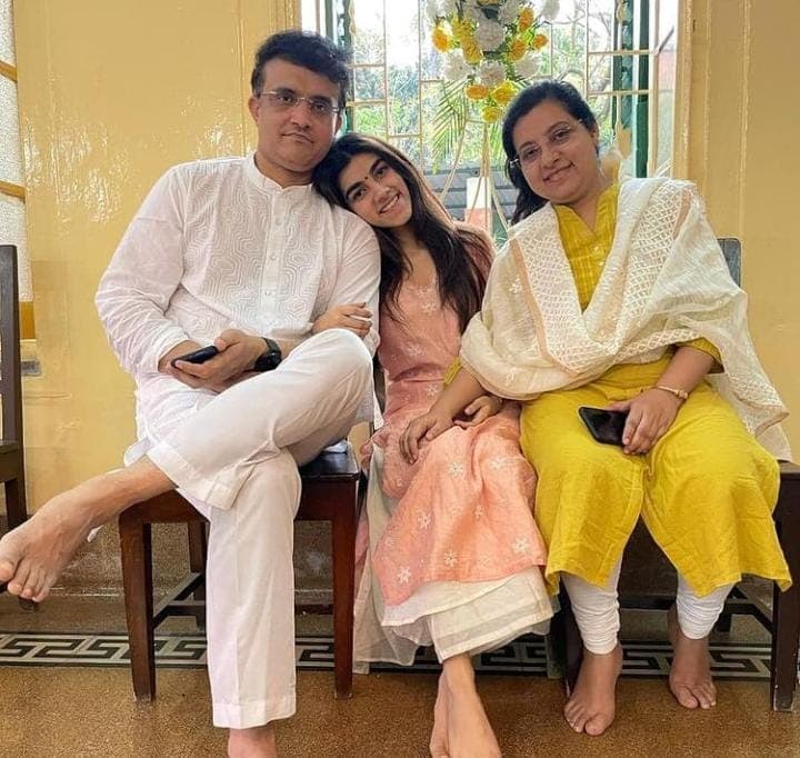 Bengal News : सौरभ गांगुली की पत्नी की फर्जी Facebook Page, डोना गांगुली और बेटी की तस्वीरें वायरल होने के बाद मचा हंगामा