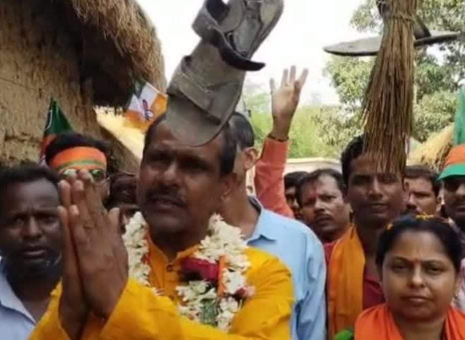 WB Election 2021: चुनाव प्रचार में गए बीजेपी के इस कैंडिडेट को ग्रामीणों ने दिखाया जूता और झाड़ू, मचा बवाल
