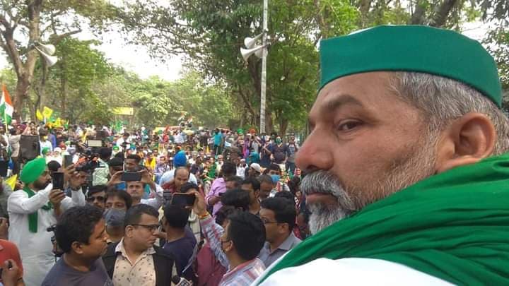 Rakesh Tikait News : रातभर थाने के बाहर धरने पर बैठे रहे राकेश टिकैत, जानिए आखिर क्या है वजह