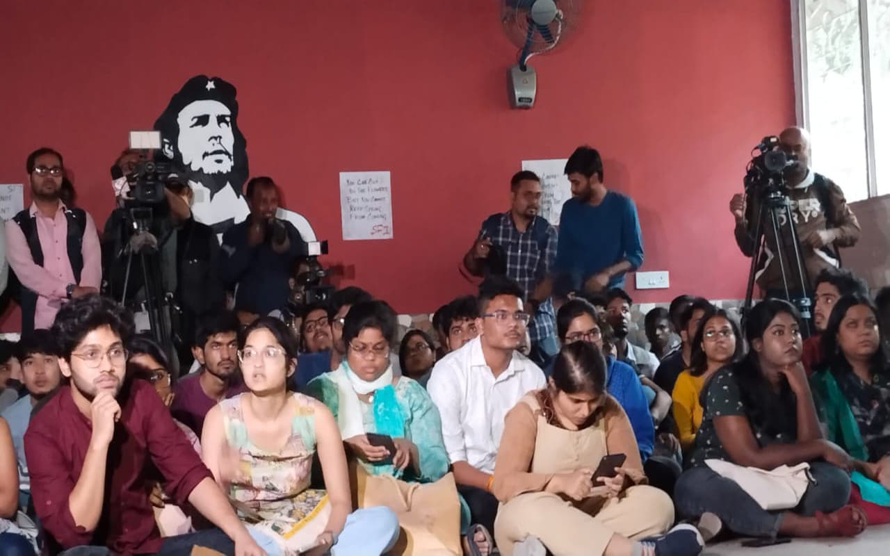 Bengal News: प्रेसीडेंसी यूनिवर्सिटी में गुजरात दंगों पर आधारित डॉक्यूमेंट्री को रोकने पर छात्रों का हंगामा