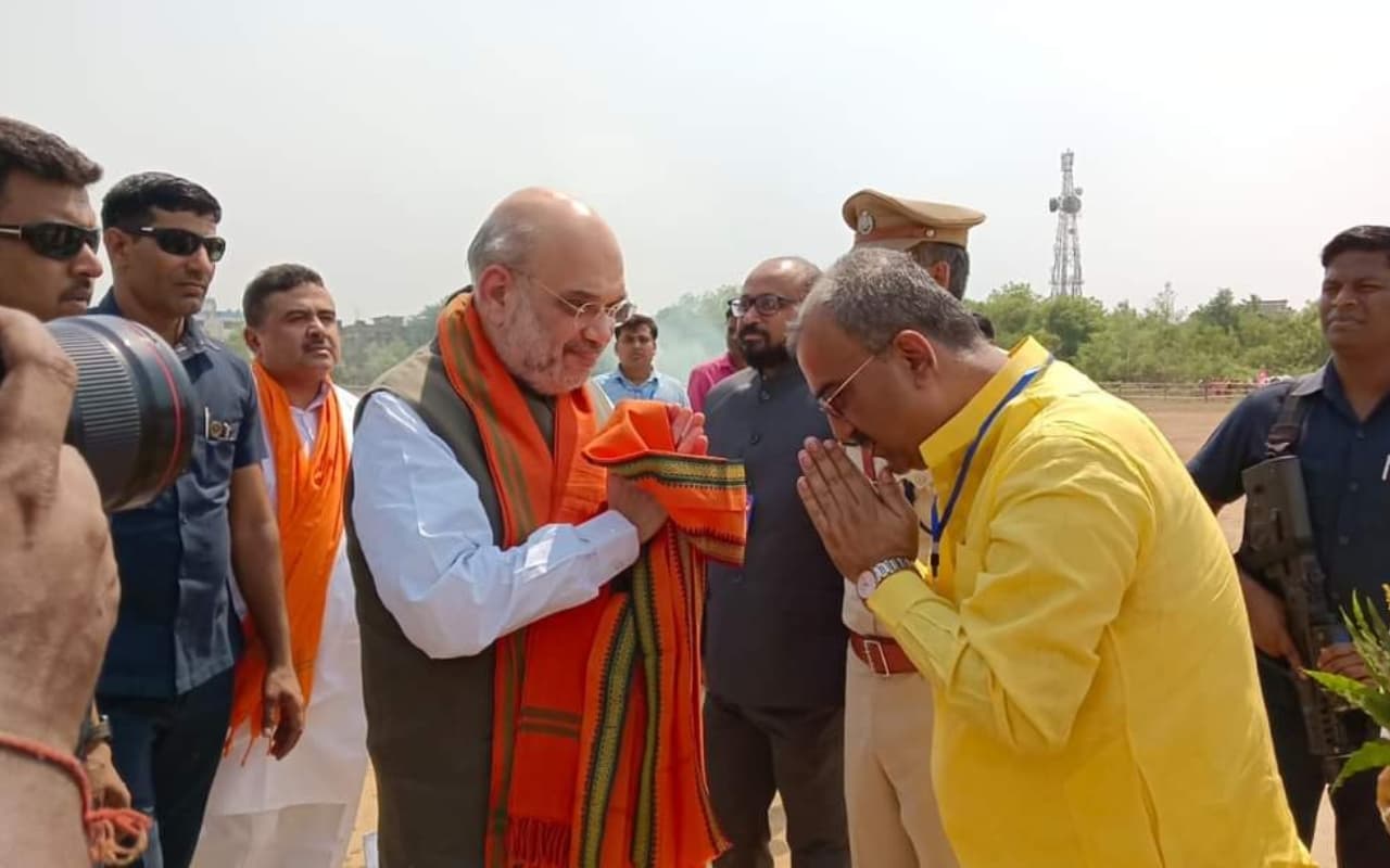 Photos: दो दिवसीय दौरे पर बंगाल पहुंचे गृह मंत्री अमित शाह, भाजपा नेताओं ने किया भव्य स्वागत