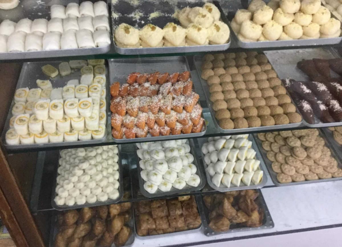 बंगाल में मिठाई दुकानें अब सुबह 8 बजे से खुलेंगी, बदले जायेंगे खाद्य सचिव : ममता बनर्जी