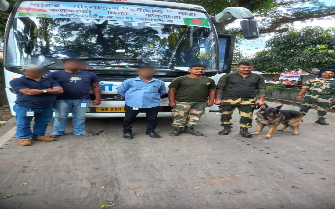 West Bengal : बीएसएफ ने आईसीपी पेट्रापोल पर यात्री बस से 7 लाख बांग्लादेशी मुद्रा जब्त की