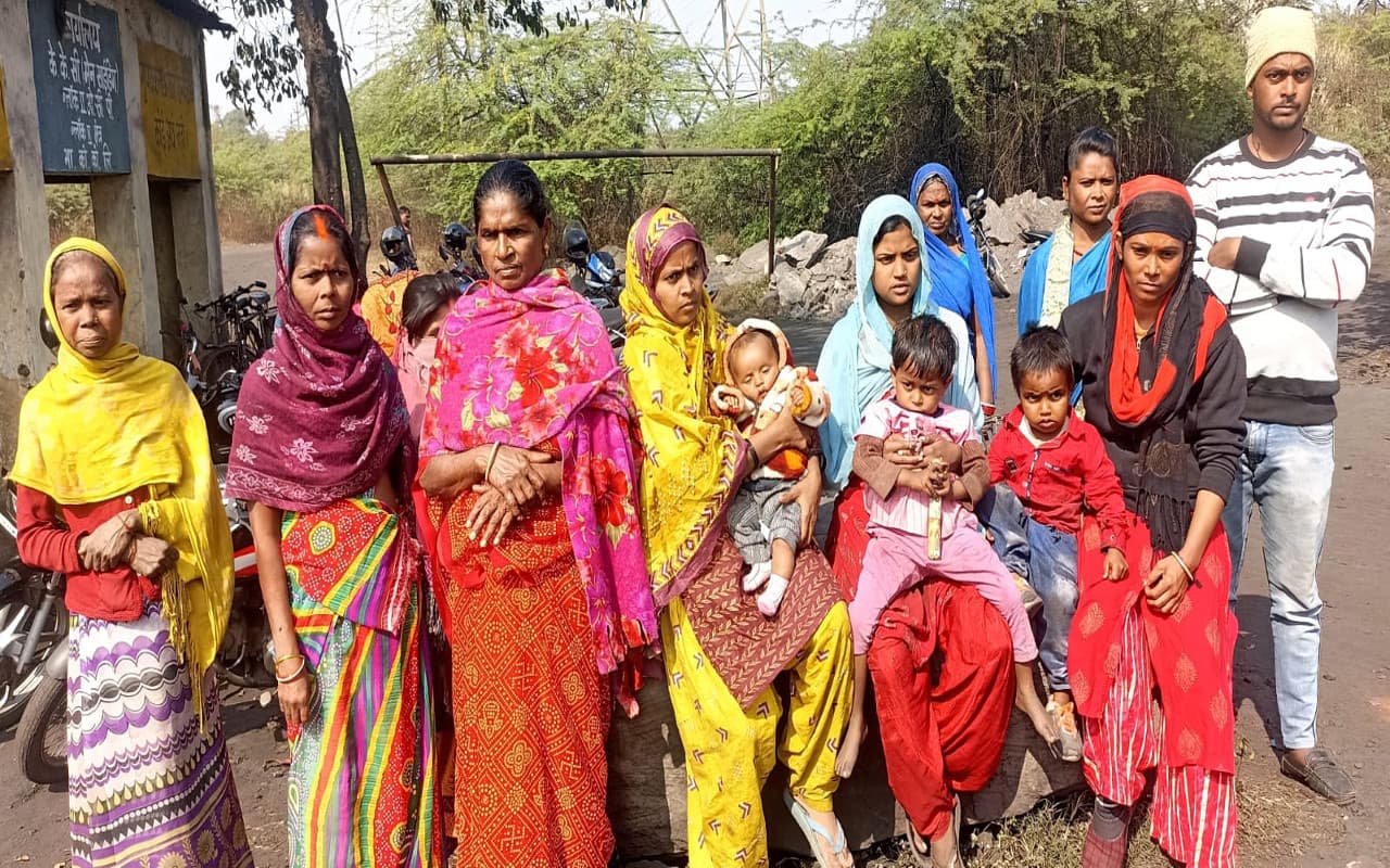 बेनीडीह गोलीकांड में मृतकों की पत्नियों ने न्याय नहीं मिलने पर बच्चों के साथ आत्मदाह की दी चेतावनी