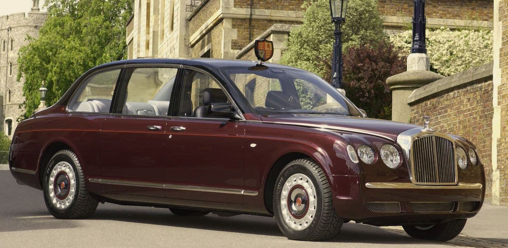 Queen Elizabeth II Car Collection: रॉयलटी के अलावा महंगी गाड़ियों की भी शौकीन थीं एलिजाबेथ II