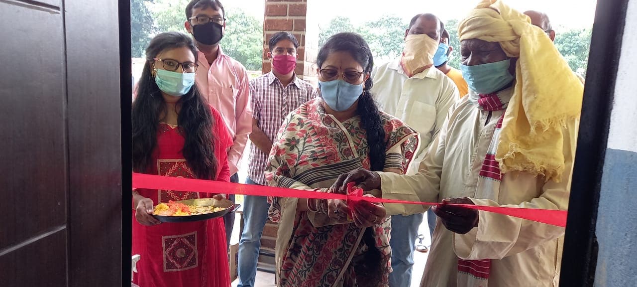 बेड़ो में कपड़ा बैंक की शुरूआत, पूर्व विधायक गंगोत्री कुजूर ने किया उद्घाटन