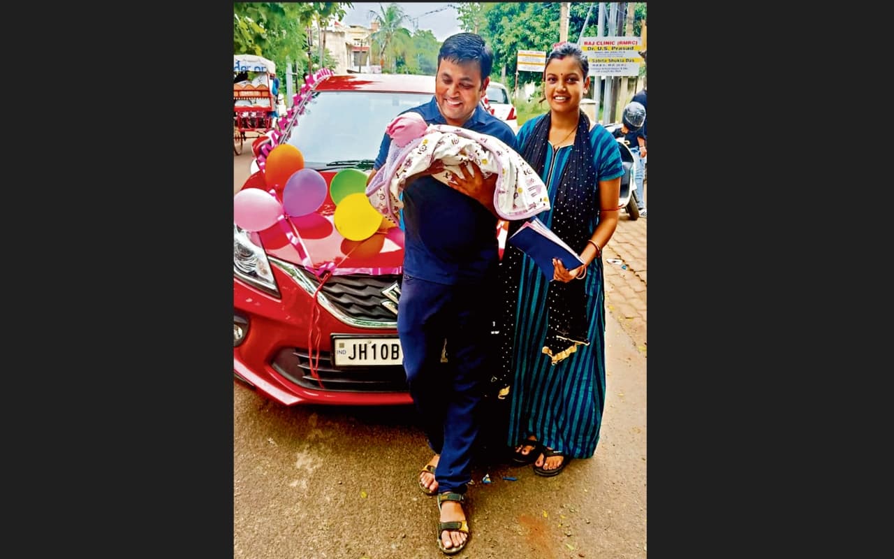 धनबाद : बेटी का जन्म हुआ तो परिवार ने मनाया ऐसा जश्न कि लोग देखते रह गये