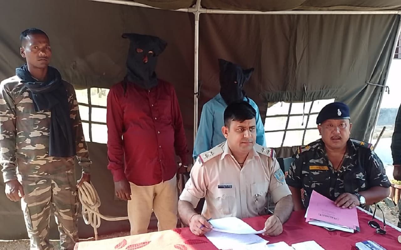 झारखंड के पलामू टाइगर रिजर्व के बेतला नेशनल पार्क क्षेत्र से पिकअप पर लदी लकड़ी के साथ दो तस्कर गिरफ्तार
