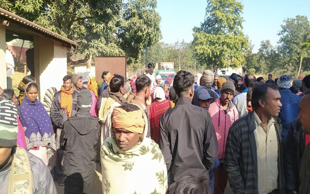 बेतला नेशनल पार्क से सटे सरईडीह गांव में अज्ञात जानवर के हमले से मजदूर घायल, विरोध में सड़क जाम