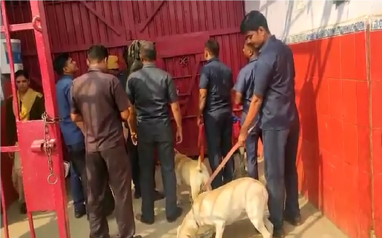 बिहार में अपराध पर लगाम लगाने की कवायद, बेऊर जेल में चला सर्च ऑपरेशन, 15 अपराधी शिफ्ट किये गये भागलपुर बिहार में अपराध पर लगाम लगाने की कवायद, बेऊर जेल में चला सर्च ऑपरेशन, 15 अपराधी शिफ्ट किये गये भागलपुर