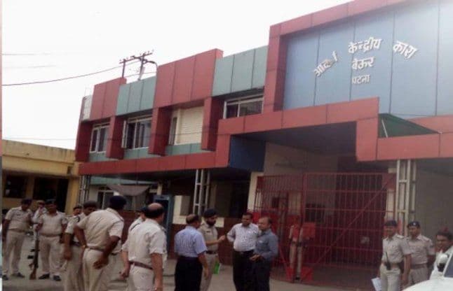 पटना के बेऊर जेल में छापा, कारोबारी से रंगदारी मांगनेवाले यूपी के गैंगस्टर भवानी के पास मिला मोबाइल