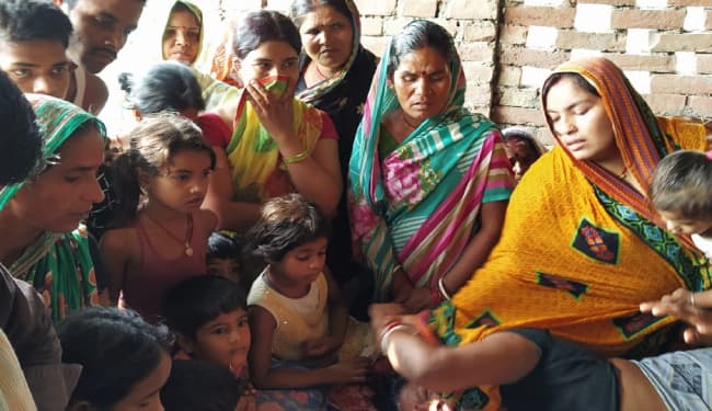 वैशाली : मासूम बेटों की दुपट्टे से हत्या कर महिला ने खुद को लगायी आग, बाउंड्री पार कर लोगों ने बुझायी आग, फिर...