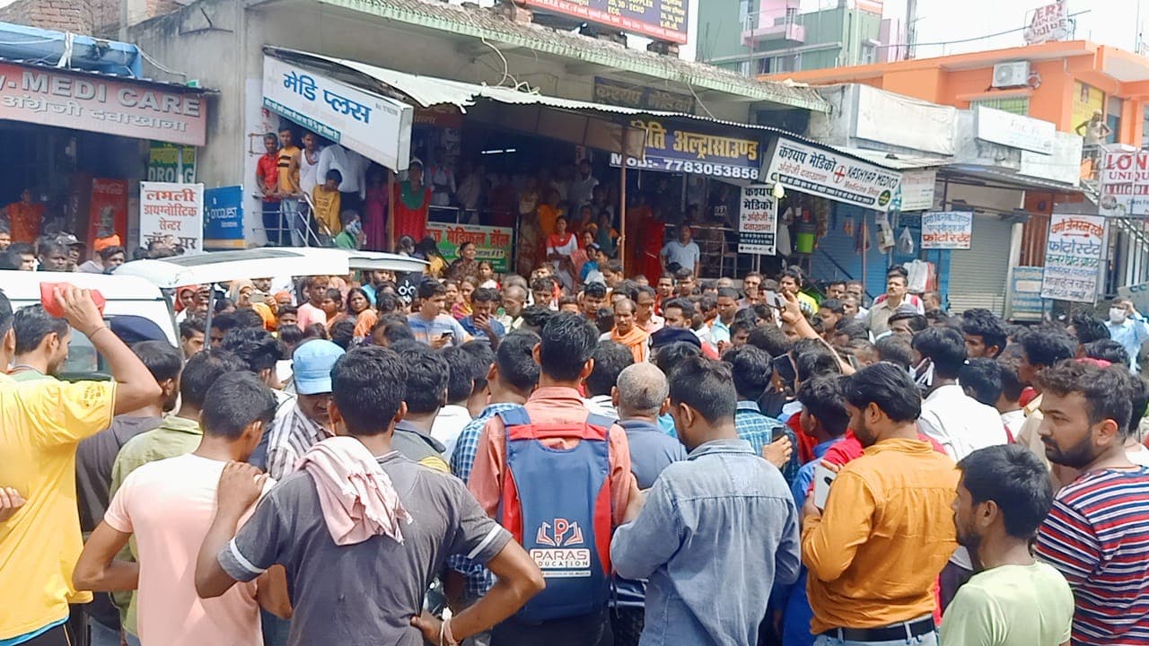 Bihar news: पटना में ट्रैक्टर ने रेलवे अधिकारी की पत्नी को रौंदा, उग्र लोगों ने सड़क जाम कर किया प्रदर्शन