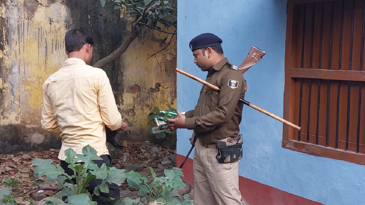 Bihar News: दरभंगा के बाद अब मुजफ्फरपुर कलेक्ट्रेट परिसर में मिली शराब की खाली बोतलें, पुलिस महकमे में हड़कंप