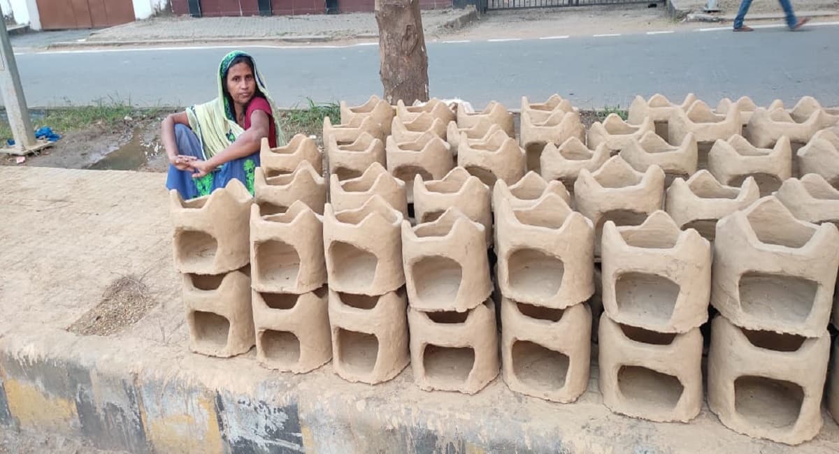 Chhath 2021: पटना में मिट्टी के चूल्हे और आम की लकड़ियों का क्या है रेट? जानिये पर्व को लेकर बाजार का मिजाज