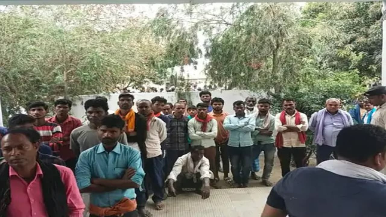 बिहार: बगहा में मुखिया पर फायरिंग, बाल-बाल बचे, पिता की भी माओवादियों ने की थी हत्या, लोगों ने थाने को घेरा